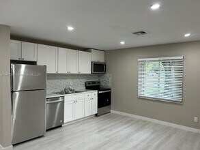 987 NE 131st St-Unit -2 in North Miami, FL - Foto de edificio - Building Photo