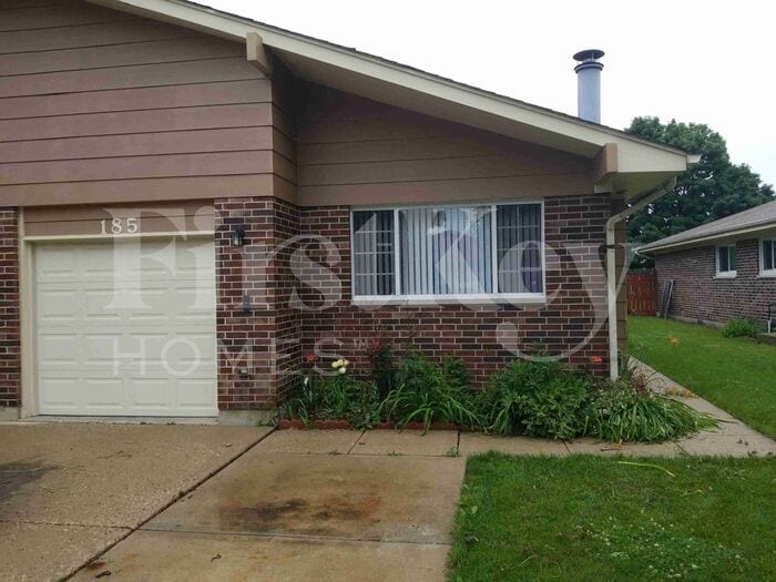 185 Paramount Dr in Wood Dale, IL - Building Photo