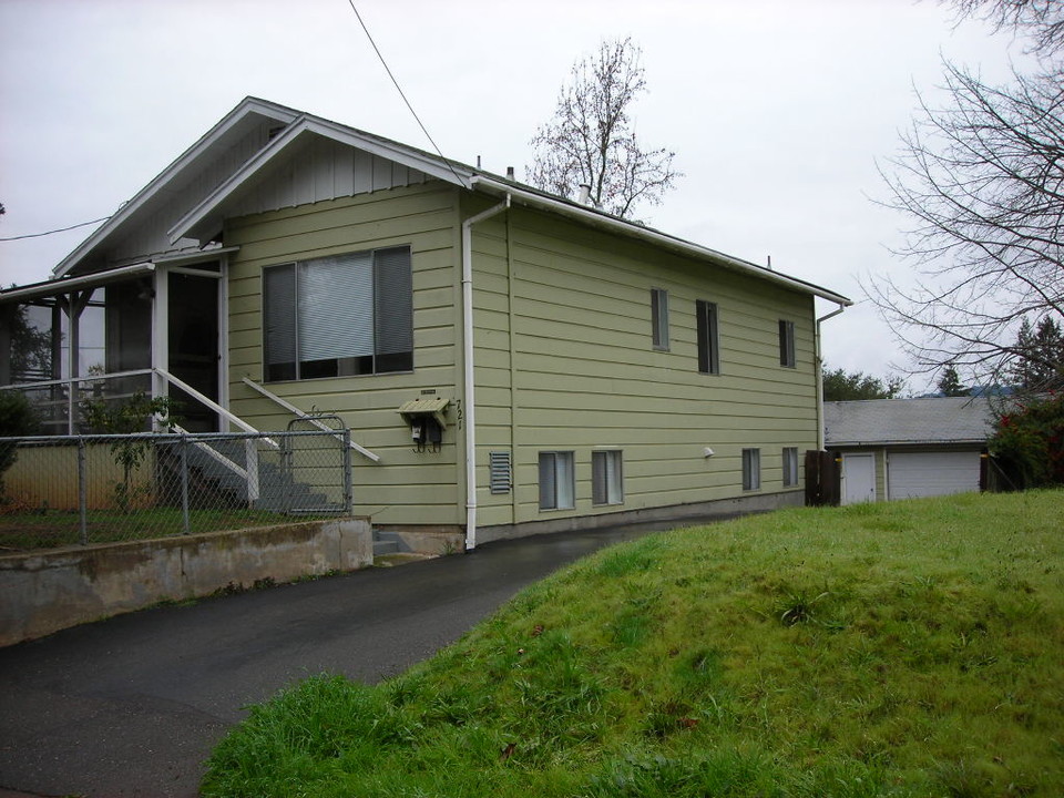 721 University St in Healdsburg, CA - Building Photo