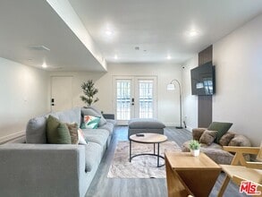 1312 Mariposa Ave in Los Angeles, CA - Foto de edificio - Building Photo