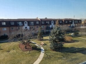 9480 Bay Colony Dr in Des Plaines, IL - Building Photo - Building Photo