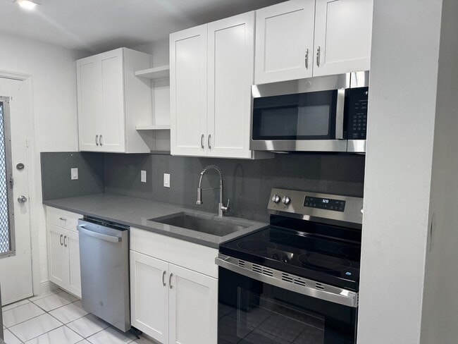 1431 S 14th Ave, Unit 104 in Hollywood, FL - Building Photo - Building Photo