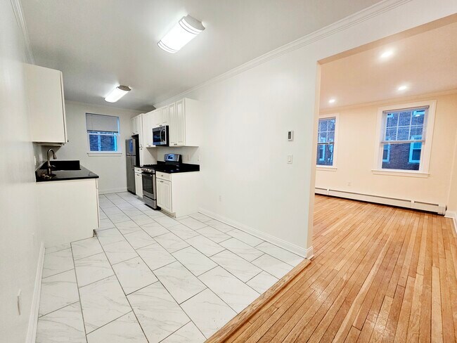 31 Harris St, Unit 2 in Brookline, MA - Building Photo - Building Photo