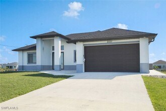 2507 NE 1st Ave in Cape Coral, FL - Foto de edificio - Building Photo