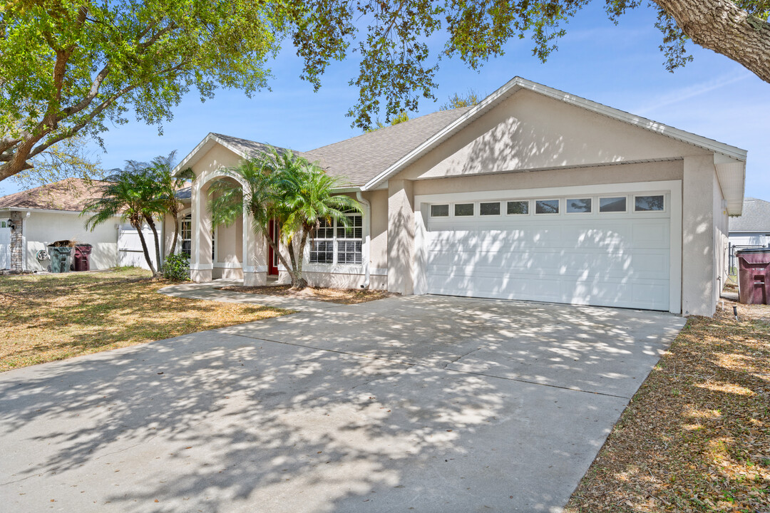 2804 Latter Day Ct in St. Cloud, FL - Foto de edificio