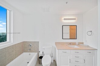 60 SW 13th St, Unit 2600 in Miami, FL - Foto de edificio - Building Photo