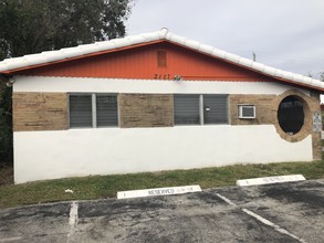 2125 Polk St in Hollywood, FL - Building Photo - Building Photo