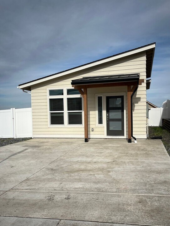 3665 S Roosevelt St in Kennewick, WA - Building Photo