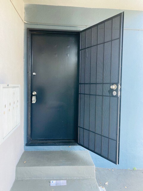 1024 Pico Blvd in Santa Monica, CA - Building Photo