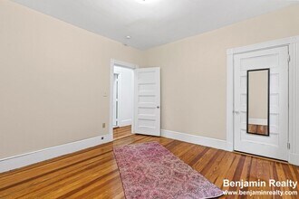 7 Washburn Ter, Unit 1 in Brookline, MA - Building Photo - Building Photo