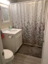 31 Snowling Rd, Unit Two in Uxbridge, MA - Foto de edificio - Building Photo