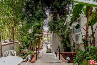 2401 Beachwood Dr in Los Angeles, CA - Foto de edificio - Building Photo