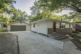 333 Leach Ave in Des Moines, IA - Building Photo - Building Photo