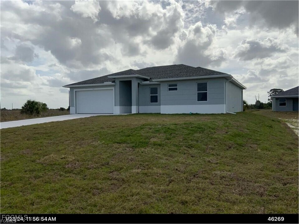 121 BETHLEHEM Pl in La Belle, FL - Building Photo