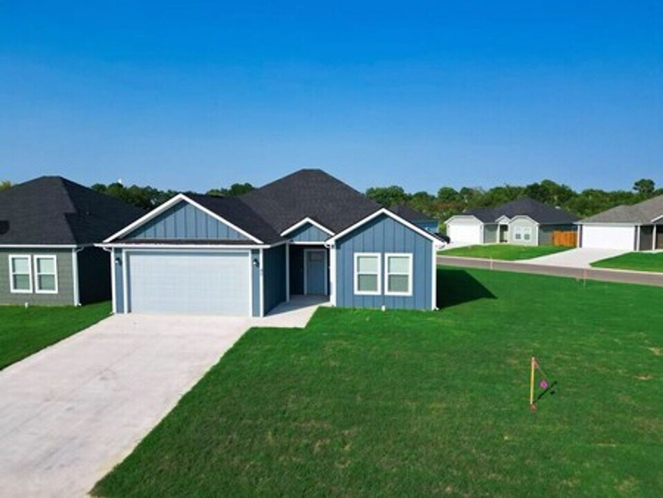 49 Middle St in Durant, OK - Foto de edificio