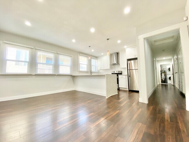 1756 N La Brea Ave in Los Angeles, CA - Building Photo - Building Photo