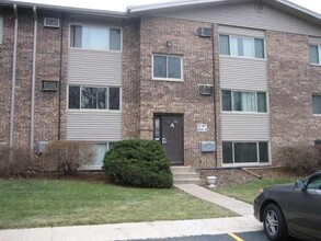 125 Twin Oaks Dr, Unit 108 in Joliet, IL - Building Photo - Building Photo