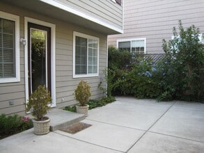 1041 Warren Dr in Petaluma, CA - Building Photo - Building Photo