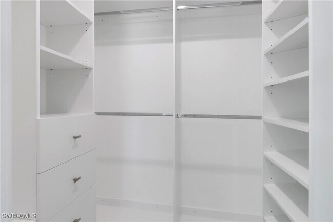 272 Yorkshire Ct in Naples, FL - Building Photo - Building Photo