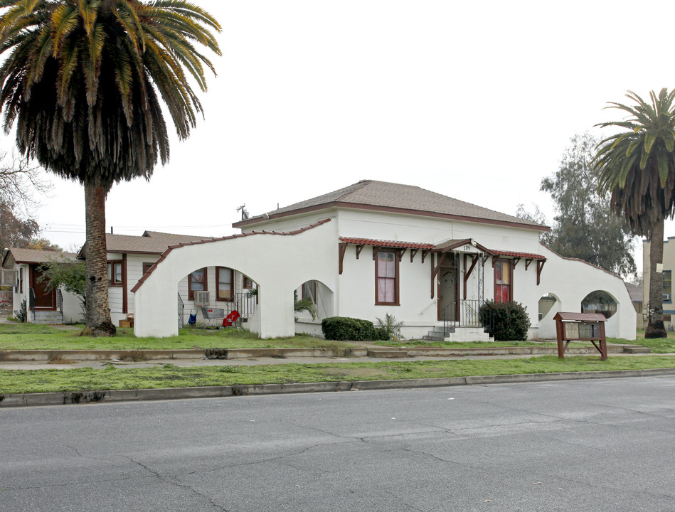 134 N G St in Tulare, CA - Building Photo