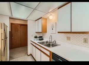 2200 Midland Grove Rd, Unit 103 in Roseville, MN - Building Photo - Building Photo