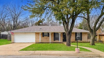 546 Sharp Dr in Desoto, TX - Building Photo