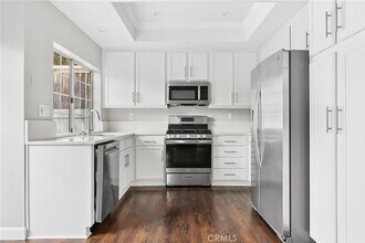 1092 Amberton Ln in Thousand Oaks, CA - Foto de edificio - Building Photo