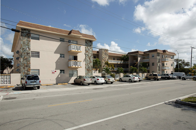 Sunside Apartments in Hialeah, FL - Building Photo - Building Photo