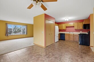 490 Westwood Ct in Crystal Lake, IL - Building Photo - Building Photo