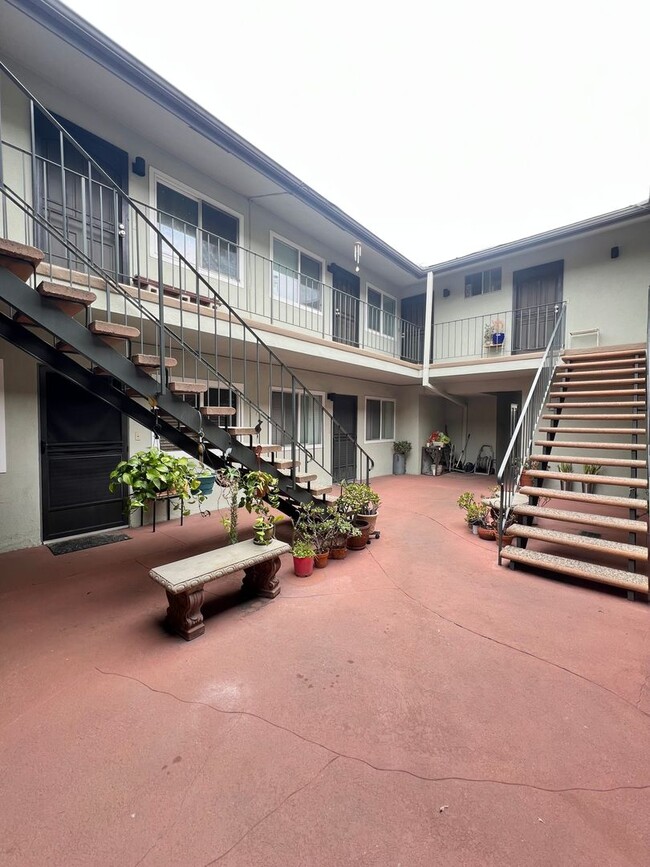 2425 E 5th St in Long Beach, CA - Foto de edificio - Building Photo