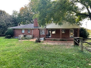 1240 Burnbridge Rd in Forest, VA - Foto de edificio - Building Photo