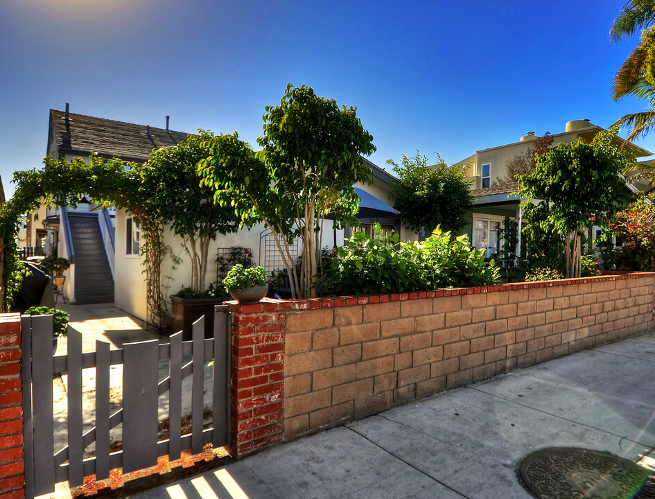 313 E Bay Ave in Newport Beach, CA - Building Photo