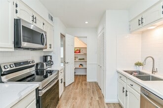 5791 Maple Hill Dr in Houston, TX - Building Photo - Building Photo