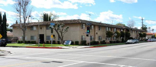 Vanowen Plaza Apartments in Van Nuys, CA - Building Photo - Building Photo