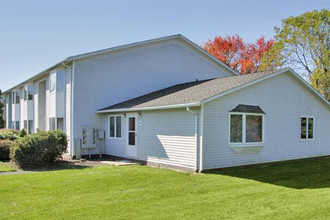 Johnny Appleseed Apartments in Ellington, CT - Building Photo - Building Photo