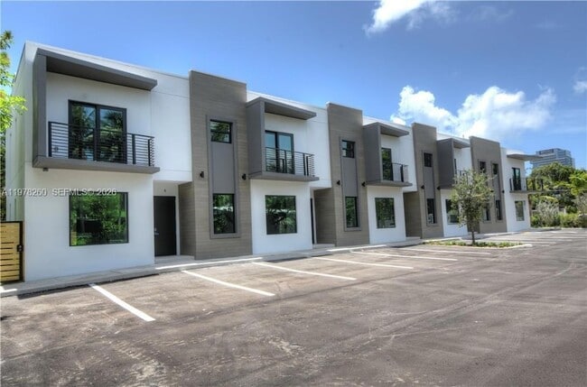 211 SE 4th St in Hallandale Beach, FL - Building Photo - Building Photo