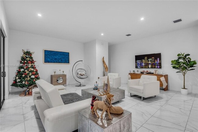 4363 NW 81st Ave in Doral, FL - Foto de edificio - Building Photo