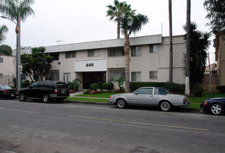 540-600 W Hyde Park Blvd in Inglewood, CA - Foto de edificio - Building Photo