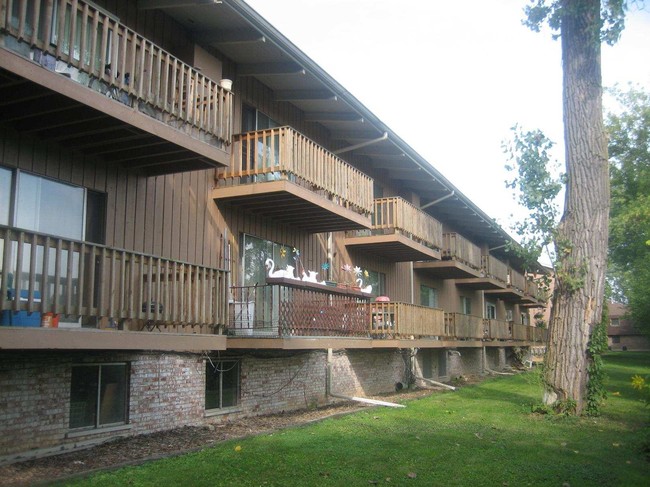 River Park Apartments in Carpentersville, IL - Building Photo - Building Photo