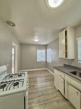 528 W Magnolia St in Compton, CA - Foto de edificio - Building Photo