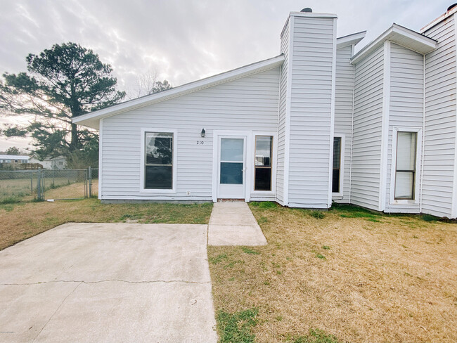 210 Yaupon Dr in Jacksonville, NC - Building Photo - Building Photo