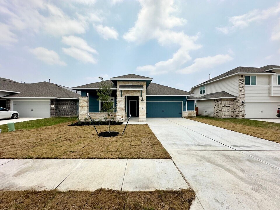 160 Crawford in Kyle, TX - Building Photo