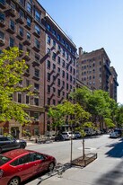 17 W 64th St in New York, NY - Building Photo