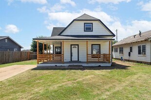 1320 W Frisco St in Altus, OK - Building Photo