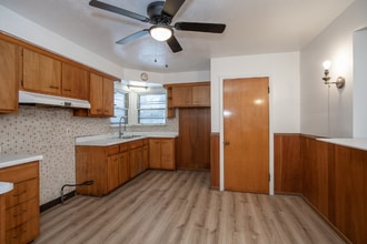 160 Noble Beach Dr in Euclid, OH - Building Photo - Building Photo