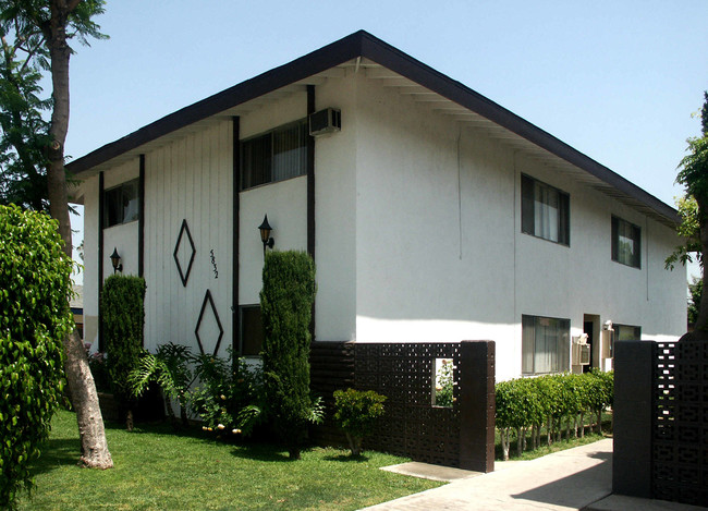 5832-5842 Rostrata Ave in Buena Park, CA - Building Photo - Building Photo