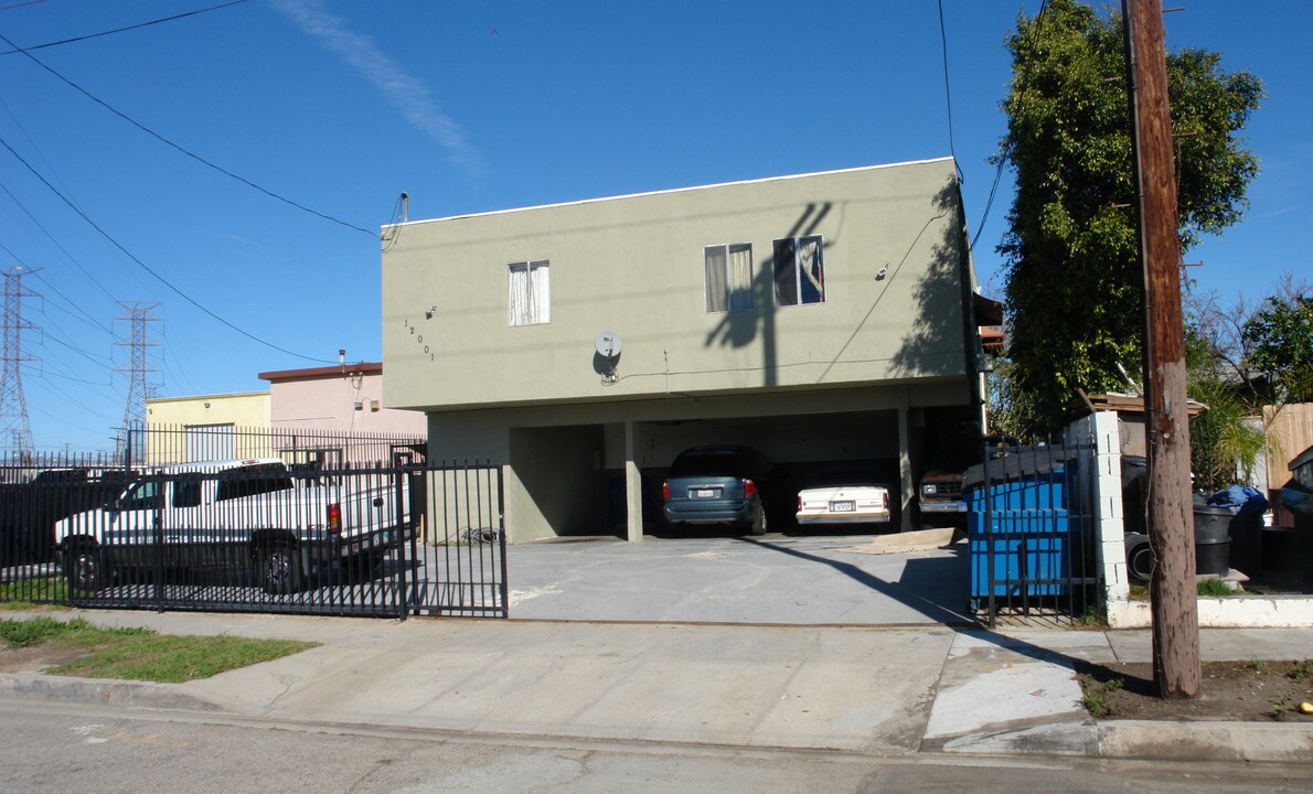 12001 Valerio St in North Hollywood, CA - Foto de edificio