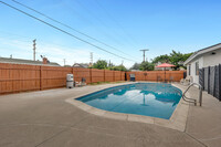 6852 Claire Ave, Unit 6850 in Reseda, CA - Building Photo - Building Photo