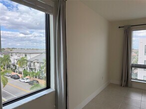 8301 NW 41st St, Unit B-409 in Doral, FL - Building Photo - Building Photo