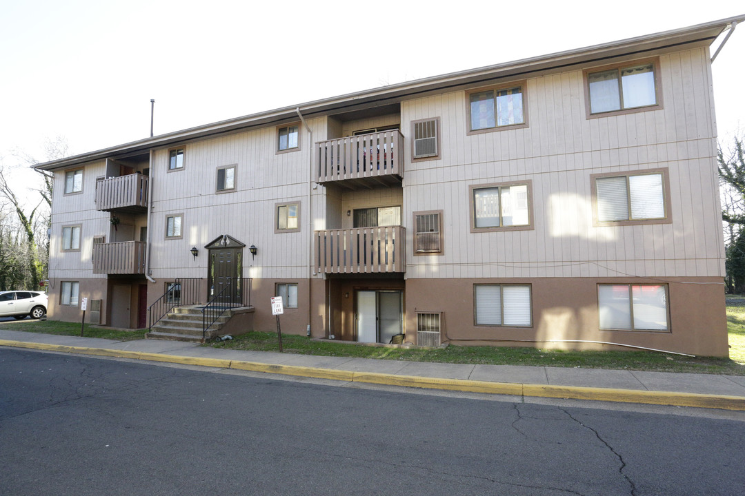 Victoria Gardens in Warrenton, VA - Building Photo